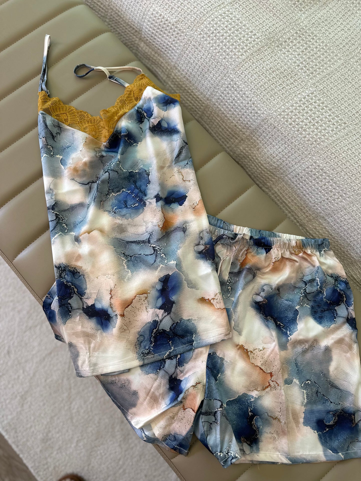 Pijama Calção Serenidade Dourada - Edição Limitada