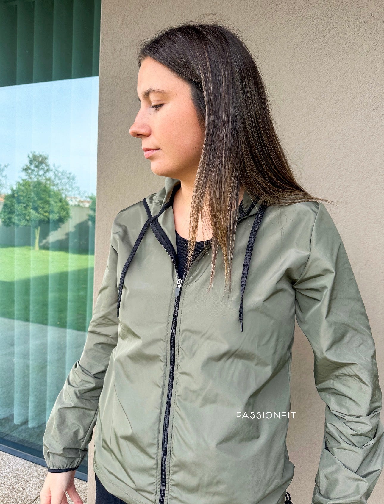 Parker verde tropa frente detalhes de cordões do seu capuz