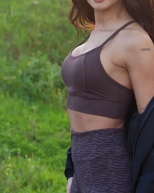 Frente da calça terra movem estilo padrão safari na cor castanho.