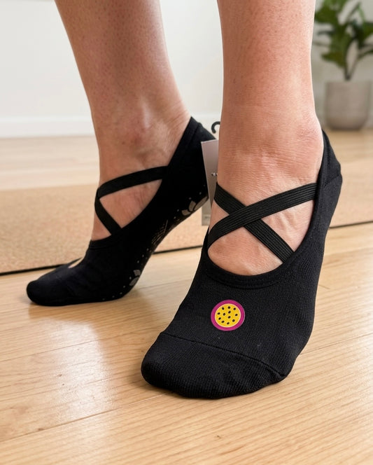 Meias antiderrapantes em uso, nos pés