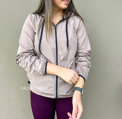 Parker Bege frente de fecho preto e carapuz 