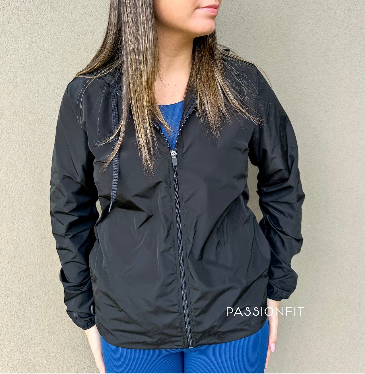 Parker preto frente de fecho preto e carapuz 