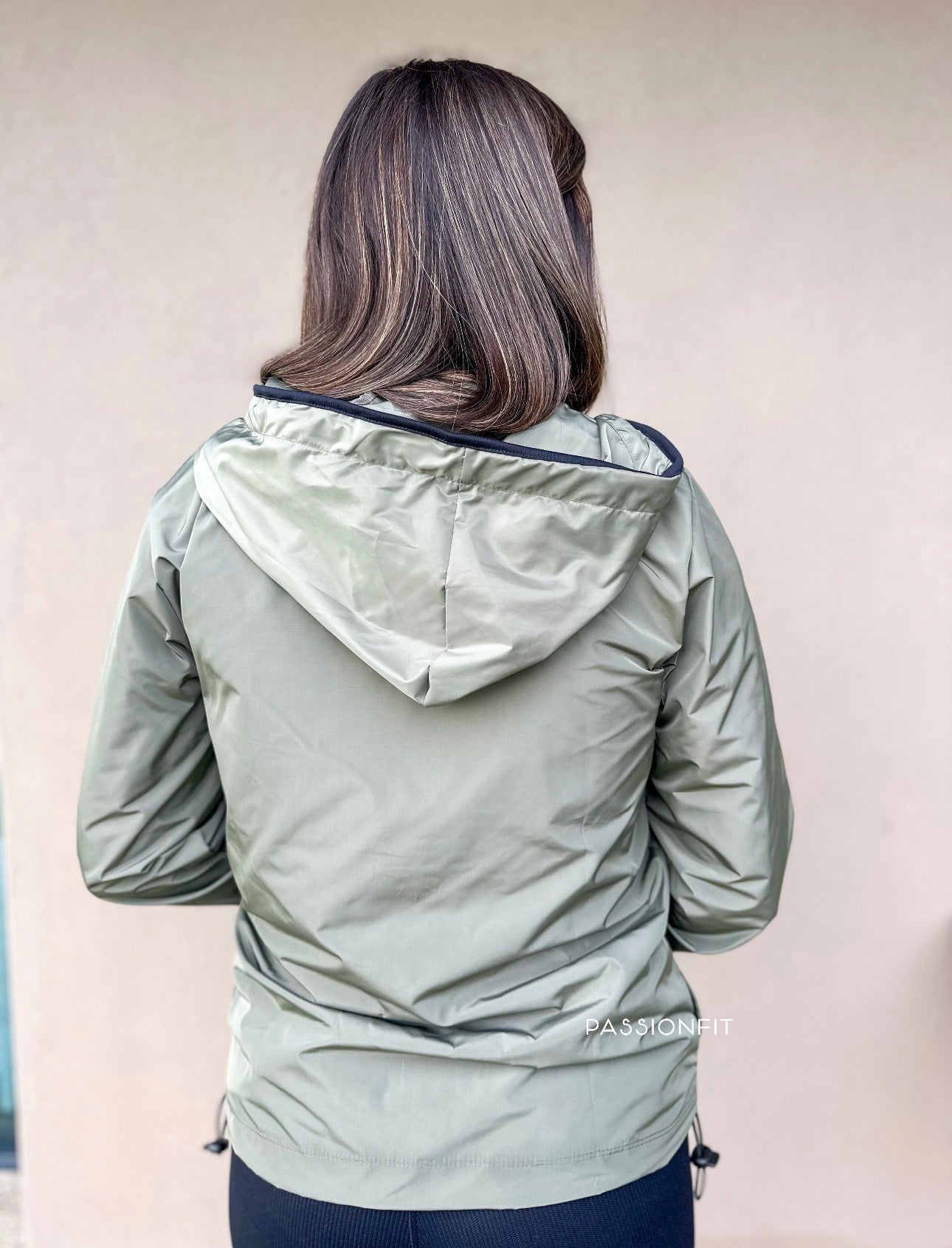 Parker verde tropa de costas com carapuço visivel 