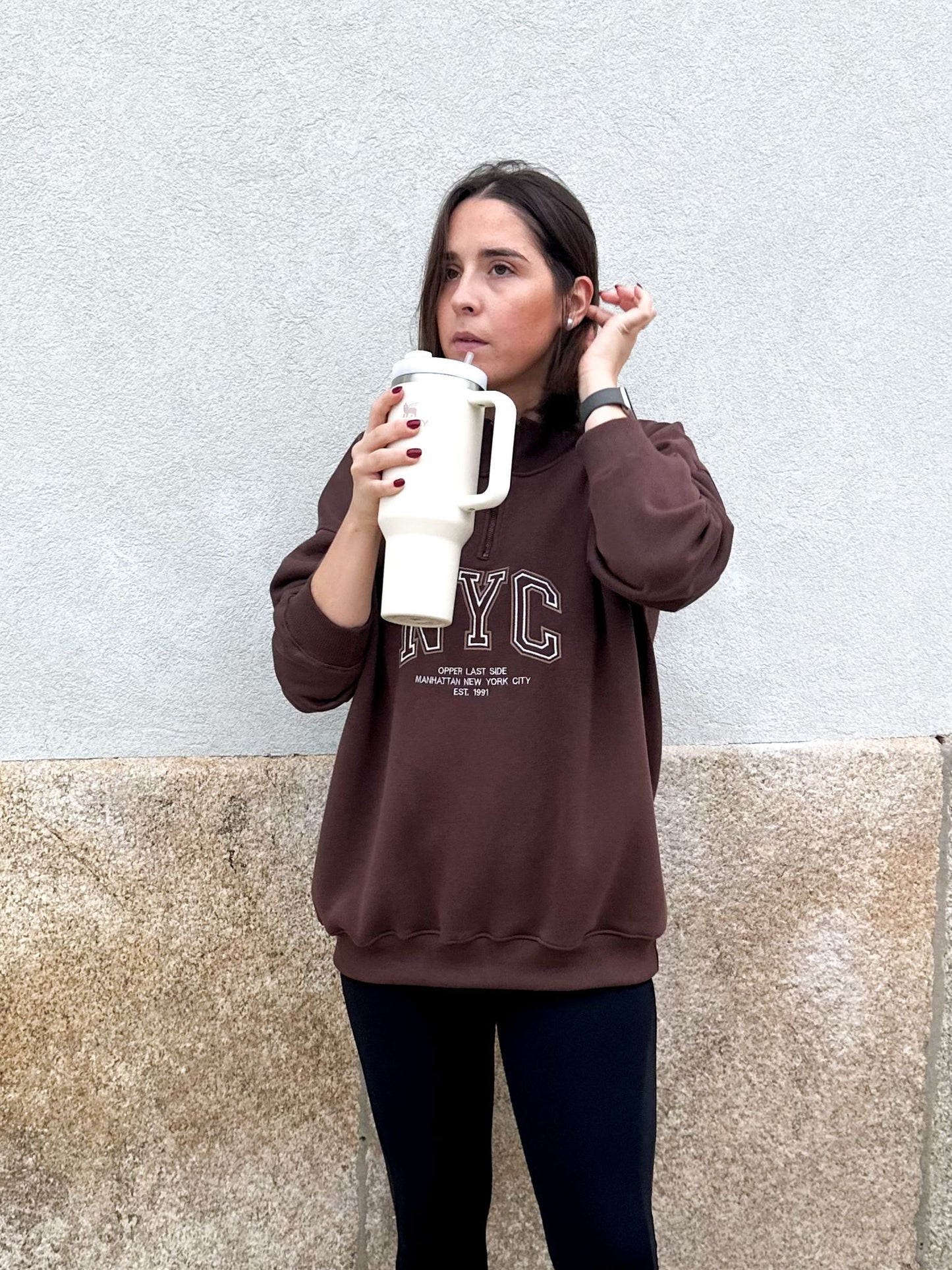 Sweat NYC cor: Castanho, com bordado de iniciais simples