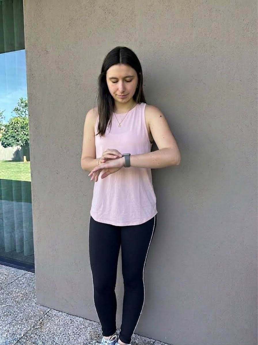 Top de cor rosa bebé de manga cava liso pela sua frente
