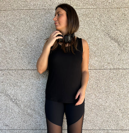 Top de modelo simples, de alça nadador e fluído - frente, na cor preto