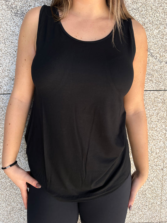 Top de modelo simpless e fluído - frente, na cor preto